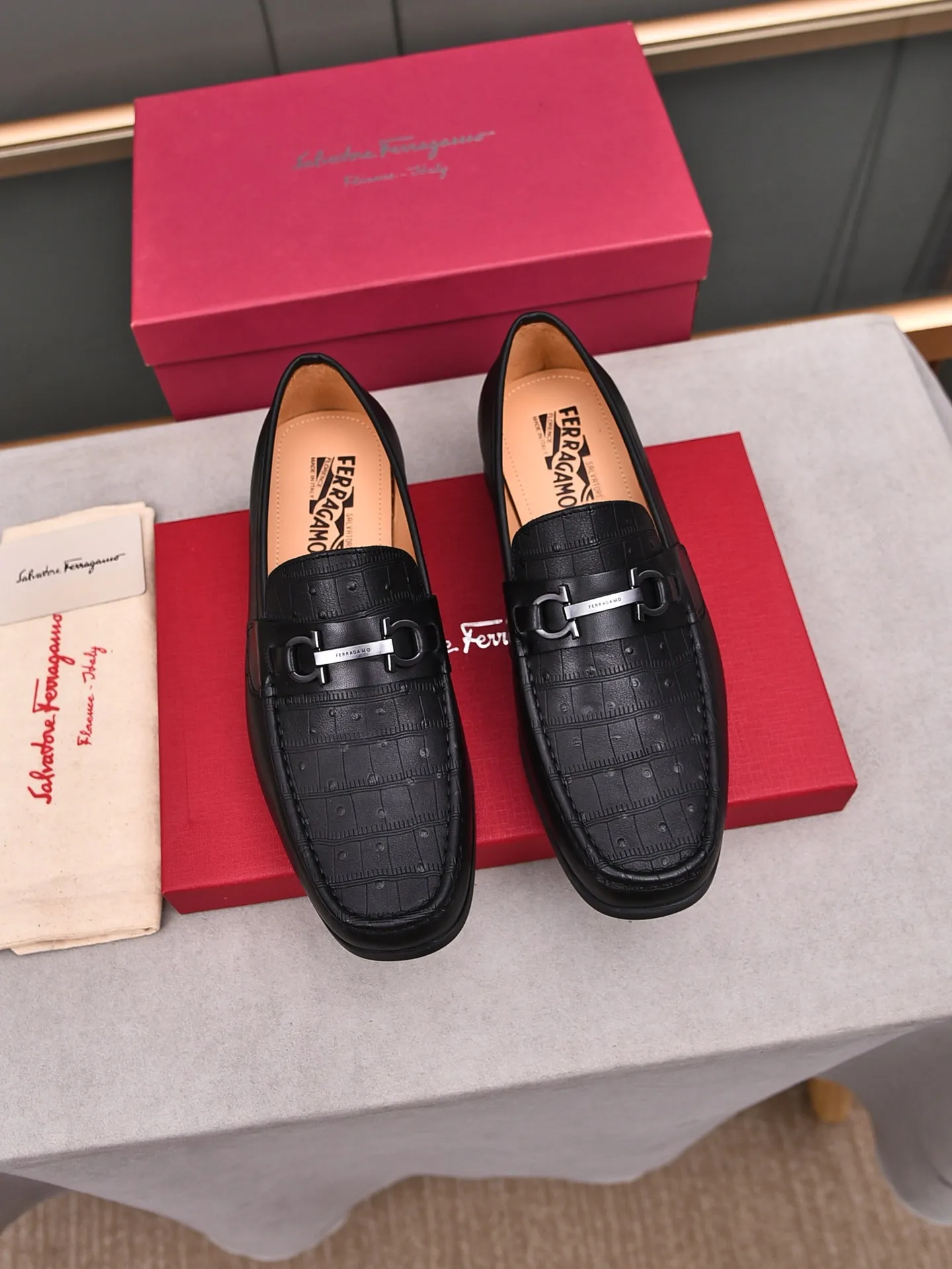 Factory: 250 [Original running volume quality] Brand: Ferragamo (Ferragamo) Size: Men's size 38/44 (45 can be customized) Grade: Same style as the official website High-end quality men's shoes Material: Original first-layer calfskin Water-dyed cowhide lining Original outsole Style category: Men's fashion formal business casual leather shoes Slip-on men's shoes high-top series Young fashion European and American trends British style Casual matching Comfortable feet
